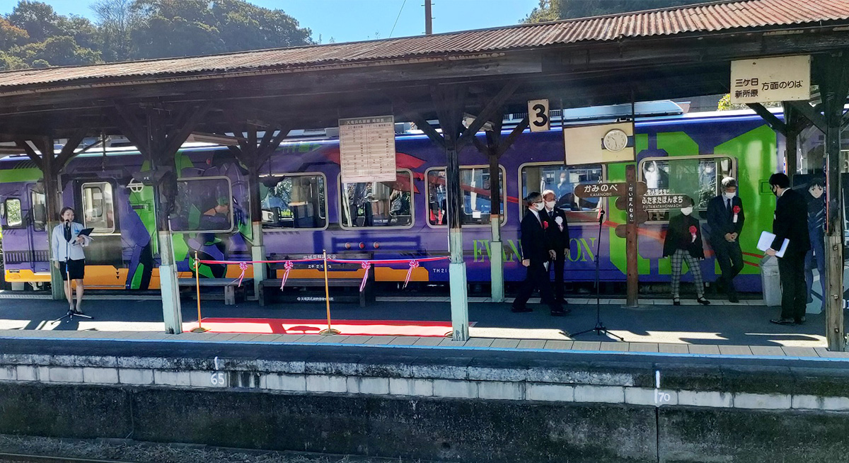 ラッピング車両出発式テープカット