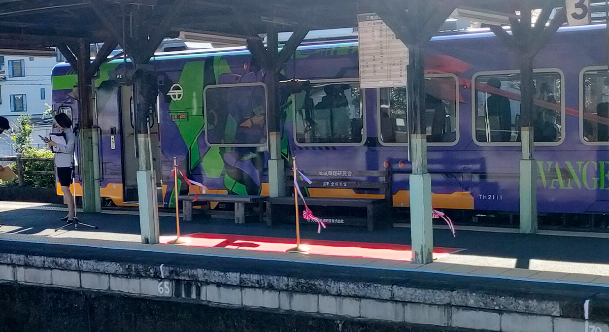 ラッピング車両出発式テープカット