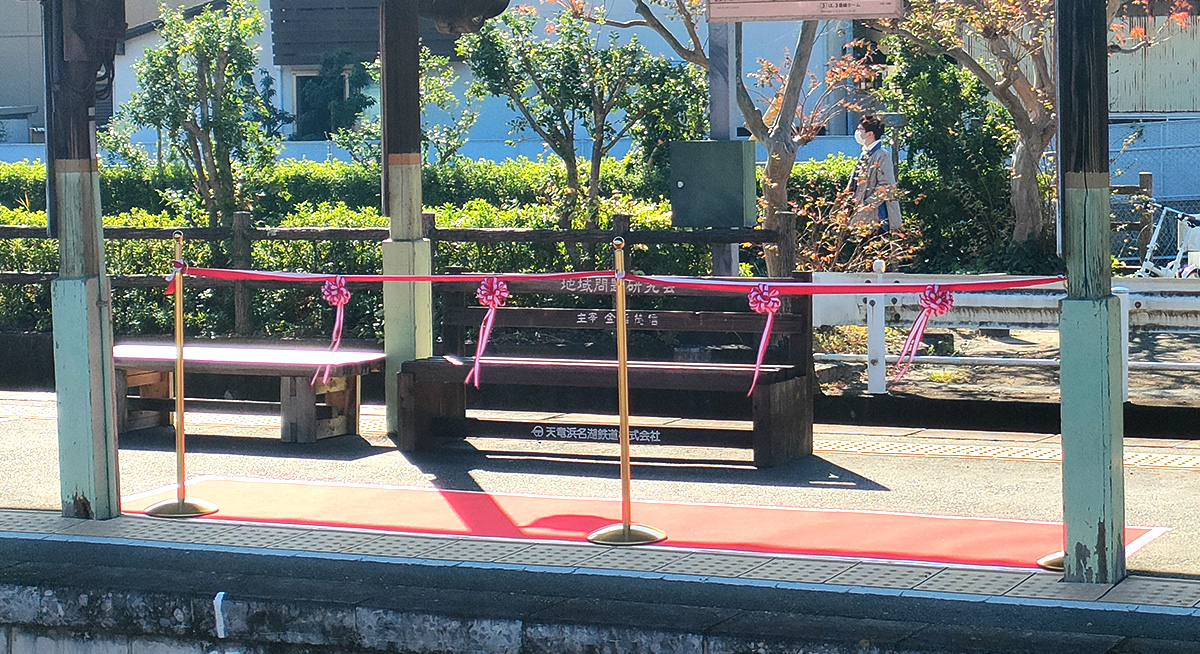 ラッピング車両出発式テープカット