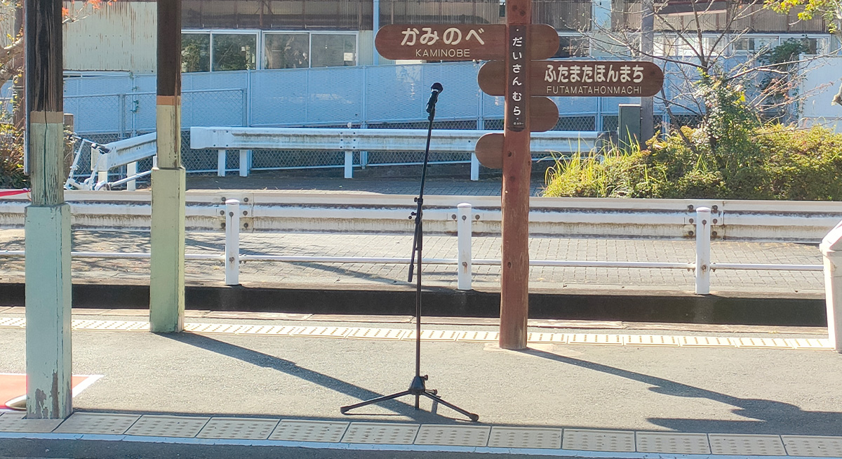 ラッピング車両出発式テープカット