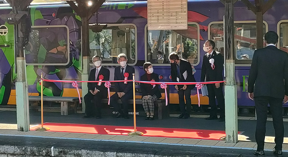 ラッピング車両出発式テープカット